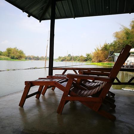 River Marina Resort Uthai Thani Værelse billede